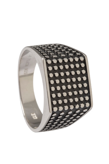 Anillo cuadrado con puntos oxidados.